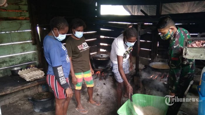 Prajurit Satgas Pamtas Yonif 125/Simbisa di bawah Komando Pelaksana Operasi (Kolakops) Korem 174/ATW motivasi warga untuk meningkatkan kreatifitas dengan mengajarkan cara pembuatan tempe. di Kabupaten Merauke, Papua, Kamis (19/11/2020).