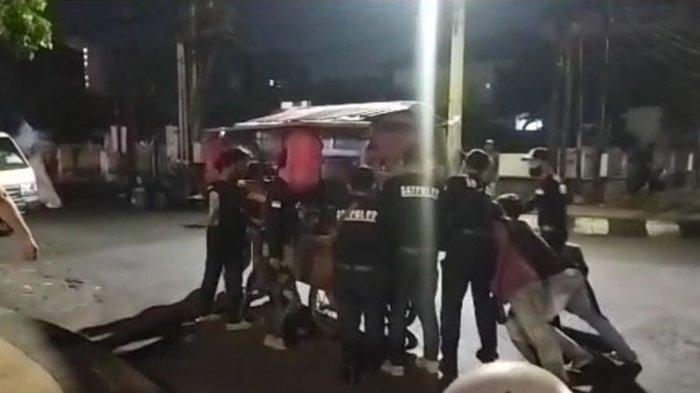 Satpol PP Kota Semarang, Jawa Tengah lempar nampan ke pedagang