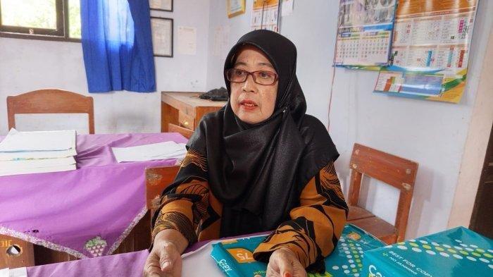 SMPB 2025 - Kepala SD Negeri 5 Kraton, Tati Patmawati sedih tahun ini sekolahnya tidak mendapatkan satu pun calon murid baru.   /Via Tribun Banten