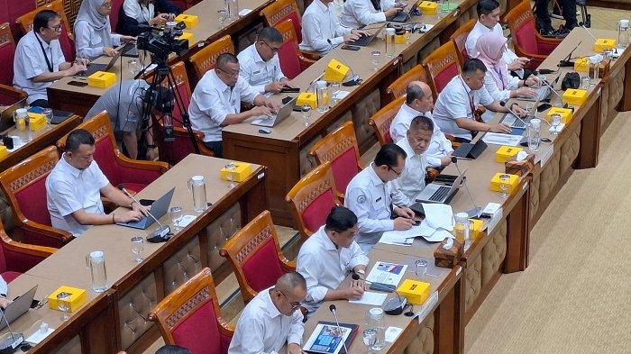 SEKOLAH RAKYAT - Rapat kerja Komisi X DPR RI di kompleks parlemen, Senayan, Jakarta, Senin (19/5/2025). Direktur Jenderal Perlindungan dan Jaminan Sosial Kementerian Sosial, Agus Zainal Arifin mengatakan, total lebih dari 7.000 calon siswa telah mendaftar.