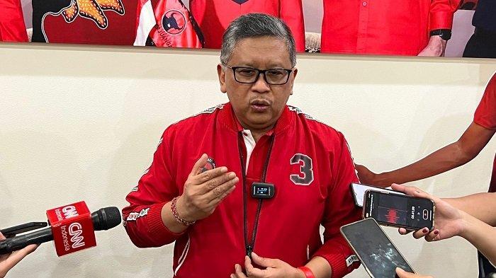 Sekretaris Jenderal DPP PDI Perjuangan (PDIP) Hasto Kristiyanto usai menggelar pertemuan dengan elite PPP, Perindo serta unsur relawan di Rumah Aspirasi Ganjar Pranowo di Jalan Diponegoro No. 72, Menteng, Jakarta, Kamis (6/7/2023).