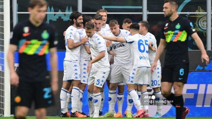 Pemain depan Empoli Italia Andrea Pinamonti (Belakang C) merayakan pembukaan skor selama pertandingan sepak bola Serie A Italia antara Inter dan Empoli pada 6 Mei 2022 di stadion San Siro di Milan.