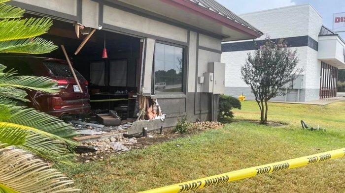 Seorang pengemudi mobil menabrakkan kendaraannya ke restoran Denny's di Texas, Amerika Serikat (AS) pada Senin (4/9/2023).