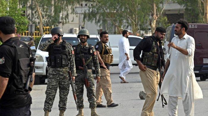 Personil keamanan Pakistan berkumpul di lokasi setelah ledakan bom di daerah Hayatabad di Peshawar pada 18 Juli 2023.
