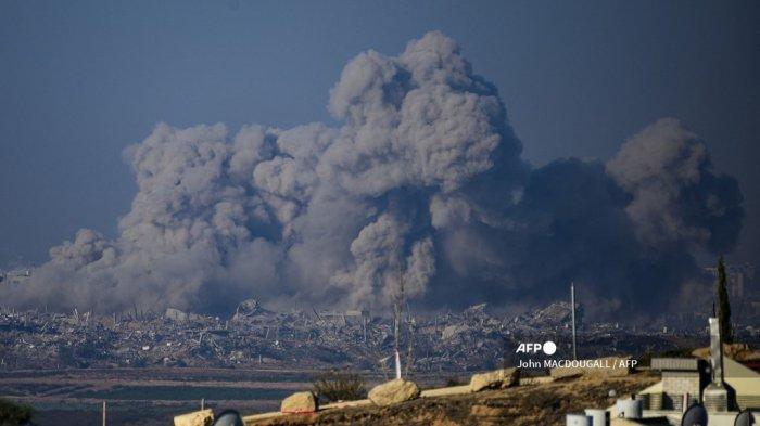 Gambar yang diambil dari Israel selatan dekat perbatasan dengan Jalur Gaza ini menunjukkan asap mengepul dari gedung-gedung setelah terkena serangan Israel dalam pertempuran antara Israel dan militan Hamas, pada 1 Desember 2023.