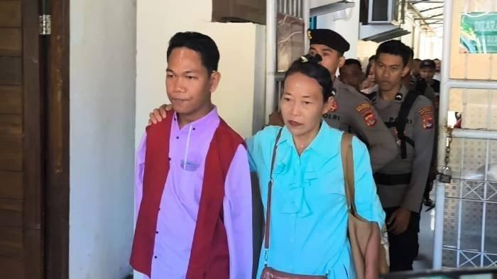 VONIS AGUS BUNTUNG - Terdakwa kasus pelecehan seksual I Wayan Agus Swartama alias Agus Buntung didampingi ibunya saat keluar dari Pengadilan Negeri Mataram, seteah mendengar vonis hakim, dalam sidang agenda pembacaan putusan pidana pada Selasa (27/5/2025). Majelis hakim menjatuhkan hukuman 10 tahun penjara dan denda Rp 100 juta subsider 3 bulan penjara terhadap Agus Buntung.