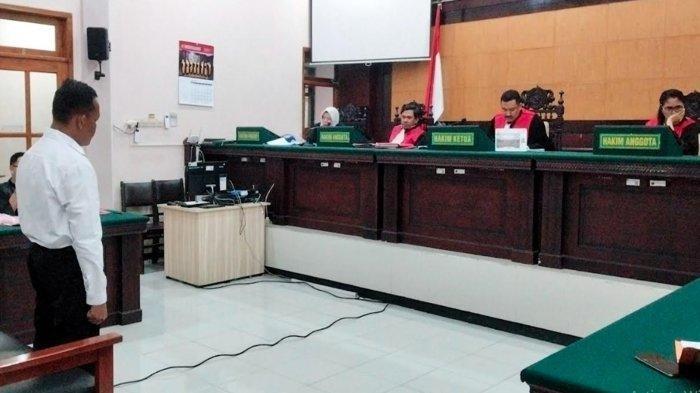SIDANG VONIS TERDAKWA - Terdakwa Dedi Abdullah alias Kentir, pembunuh wanita Kediri dijatuhi hukuman 18 tahun penjara oleh Majelis Hakim Pengadilan Negeri Mojokerto, pada Rabu (14/5/2025).