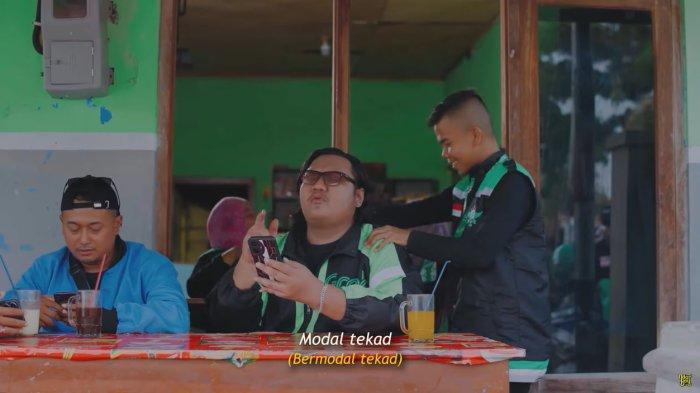 Simak chord gitar dan lirik lagu Modal Percoyo dari Ndarboy Genk dalam