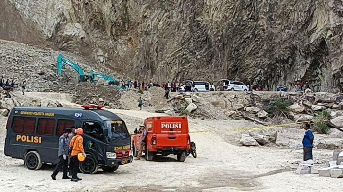 LOKASI LONGSOR DI CIREBON - Longsor terjadi di Tambang Galian C Gunung Kuda, Desa Cipanas, Kecamatan Dukupuntang, Cirebon, Jawa Barat pada Jumat (30/5). Peristiwa yang terjadi pukul 10.00 WIB ini menyebabkan 10 orang pekerja tambang dilaporkan meninggal dunia.