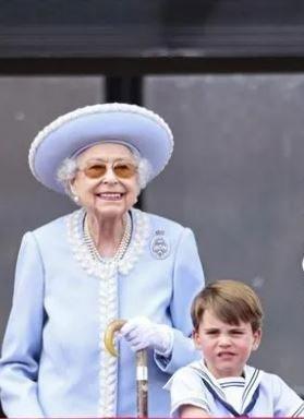 SOAL PAS 2025 - Pangeran Louis berdiri di sebelah Ratu Elizabeth II sebagai ilustrasi soal PAS Bahasa Inggris kelas 5 semester 2.