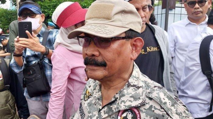 USULAN PEMAKZULAN GIBRAN - Dalam foto: eks Komandan Jenderal Komando Pasukan Khusus (Kopassus), Mayjen (Purn) Soenarko saat memimpin massa 