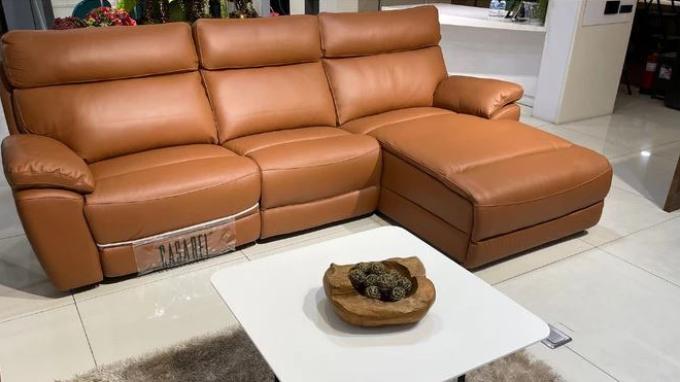 Sofa kulit merupakan furniture yang menjadi favorit bagi sebagian besar keluarga. Sofa berbahan kulit bisa memunculkan kesan mewah pada ruangan rumah.