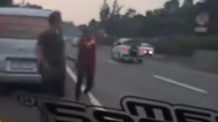 SOPIR TODONGKAN PISTOL - Potongan sebuah video viral di media sosial yang memperlihatkan adanya pemobil terlibat cekcok di pinggir jalan Tol Cipularang KM 95 arah Bandung, Jawa Barat pada Sabtu (7/6/2025). Sopir minibus berwarna silver itu disebutkan menodongkan pistol kepada pengendara mobil lain.