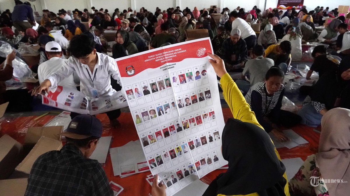 Para petugas melakukan sortir dan lipat (sorlip) Surat Suara DPD RI Pemilu 2024 Daerah Pemilihan Jawa Barat pada hari pertama, di Gudang Logistik Komisi Pemilihan Umum (KPU) Kota Bandung, Jalan Ibrahim Adji, Kiaracondong, Kota Bandung, Jawa Barat, Senin (8/1/2024).