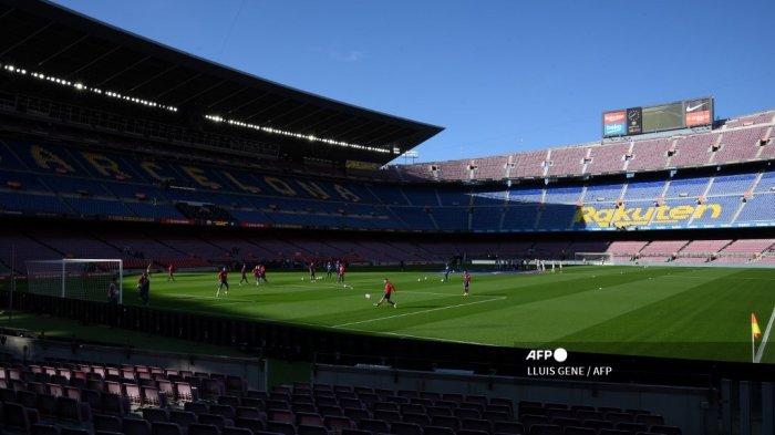 POTRET CAMP NOU - Para pemain melakukan pemanasan sebelum pertandingan sepak bola Liga Spanyol antara FC Barcelona dan CA Osasuna di stadion Camp Nou di Barcelona, pada 29 November 2020. LLUIS GENE / AFP (Foto arsip November 2020).