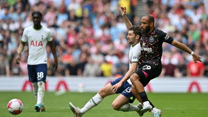 Bek Tottenham Hotspur Welsh Ben Davies (Tengah) bersaing dengan striker Kamerun kelahiran Prancis Brentford, Bryan Mbeumo selama pertandingan sepak bola Liga Inggris antara Tottenham Hotspur dan Brentford di Stadion Tottenham Hotspur di London, pada 20 Mei 2023.