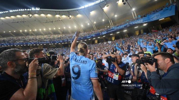 Striker Manchester City Norwegia #9 Erling Haaland merayakan dengan para penggemar setelah memenangkan pertandingan sepak bola final Liga Champions UEFA antara Inter Milan dan Manchester City di Stadion Olimpiade Ataturk di Istanbul, pada 10 Juni 2023.