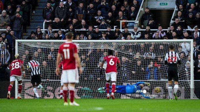 Striker Newcastle United Swedia #14 Alexander Isak (kiri) melakukan tendangan penalti dan mencetak gol pertama timnya selama pertandingan sepak bola Liga Utama Inggris antara Newcastle United dan Nottingham Forest di St James' Park di Newcastle-upon-Tyne, timur laut Inggris pada 26 Desember 2023.