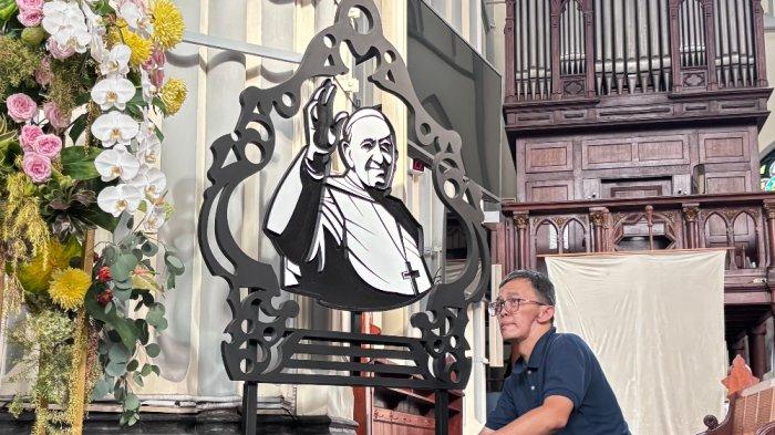 SITUASI KATEDRAL JAKARTA - Gereja Katedral Jakarta, merias area altar dengan foto Paus Fransiskus yang baru saja berpulang, Senin (21/4/2025).