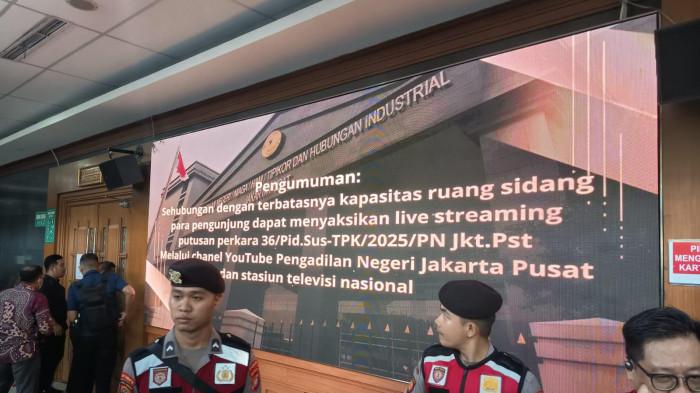 SIDANG VONIS HASTO - Suasana Pengadilan Negeri Jakarta Pusat saat jalannya sidang putusan dengan terdakwa Sekretaris Jenderal PDIP Hasto Kristiyanto. Ikatan Wartawan Hukum (Iwakum) mengkritisi PN Jakpus karena tidak menayangkan jalannya sidang putusan Hasto lewat layar di lobi PN Jakarta Pusat, Jumat (25/7/2025).