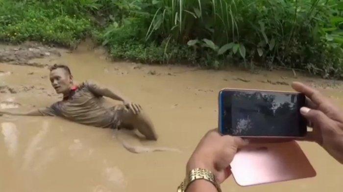 Cerita Pria Mandi di Kubangan Lumpur, Aksi Protes Jalan Desa yang Tak