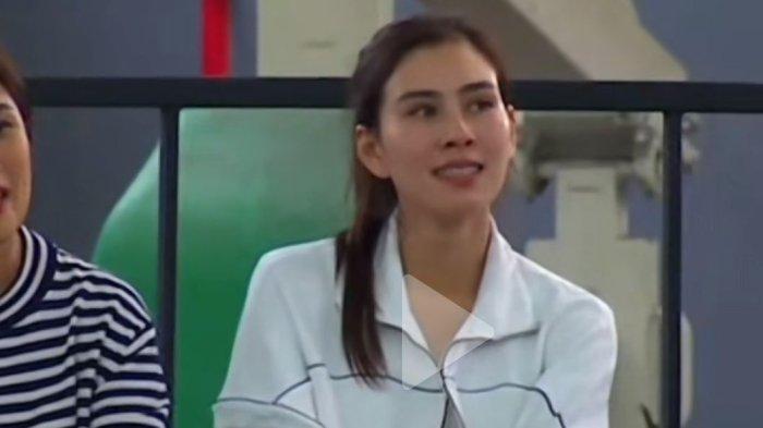 Syahnaz Sadiqah terliaht setia menunggung Jeje bertanding.