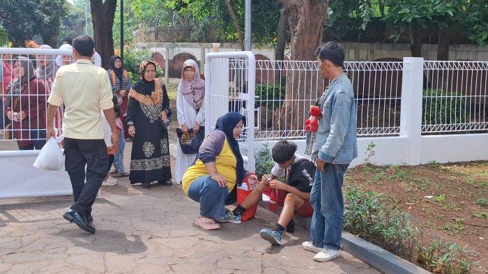SEKOLAH RAKYAT - Perpisahan siswa Sekolah Rakyat Menengah Pertama 6 di Sentra Handayani, Jakarta Timur pada Senin (14/7/2025) diwarnai momen haru. Tangisan siswa terdengar.