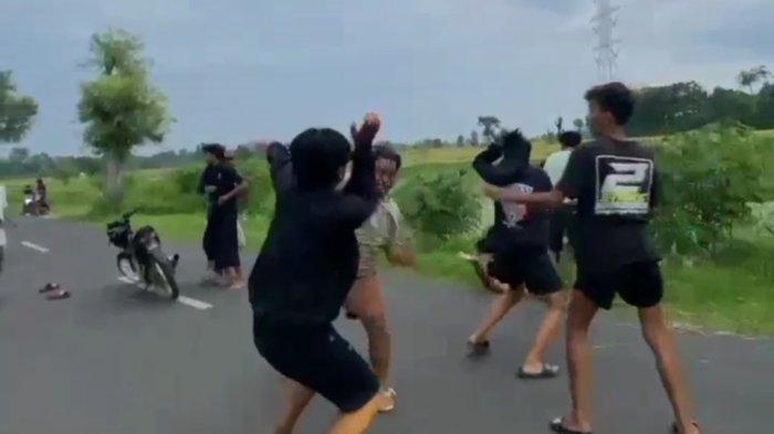 TAWURAN - Puluhan pemuda terlibat tawuran terekam kamera ponsel. Sebelum tawuran, segerombolan pemuda itu sedang melangsungkan balap liar di jalan raya Kecamatan Krejengan, Selasa (18/3/2025) sore.