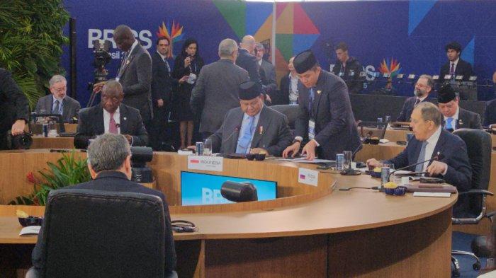 PRABOWO DI KTT BRICS - Sekretaris Kabinet Teddy Indra Wijaya mendekat dan berbisik ke Presiden RI Prabowo Subianto saat bersiap mengikuti sesi pleno bertema perdamaian, keamanan dan reformasi tata kelola global di Konferensi Tingkat Tinggi (KTT) BRICS 2025.