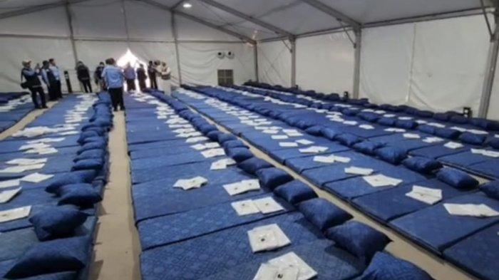 TENDA MINA - Petugas Haji Indonesia dipimpin Dirjen PHU Kemenag RI Hilman Latief kembali meninjau persiapan puncak haji di Arafah dan Mina, Selasa (27/5/2025).