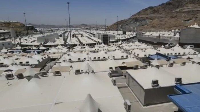 TENDA MINA - Petugas Haji Indonesia dipimpin Dirjen PHU Kemenag RI Hilman Latief kembali meninjau persiapan puncak haji di Arafah dan Mina, Selasa (27/5/2025).
