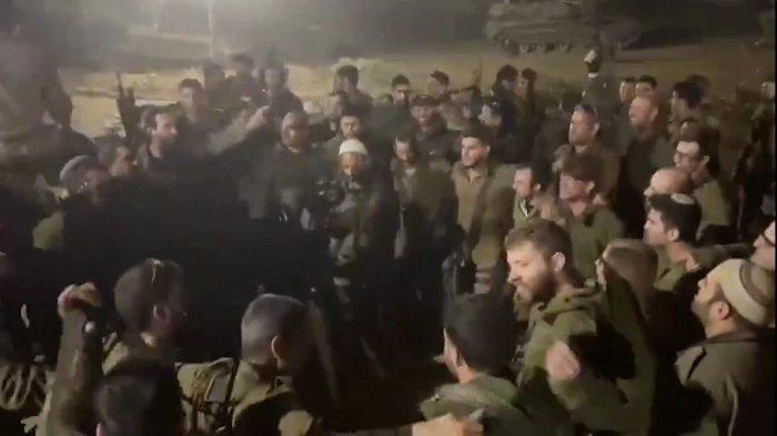 Screenshot video yang beredar di Twitter/X, memperlihatkan tentara Israel bergandengan sambil bernyanyi dan melontarkan slogan rasis, menurut AP