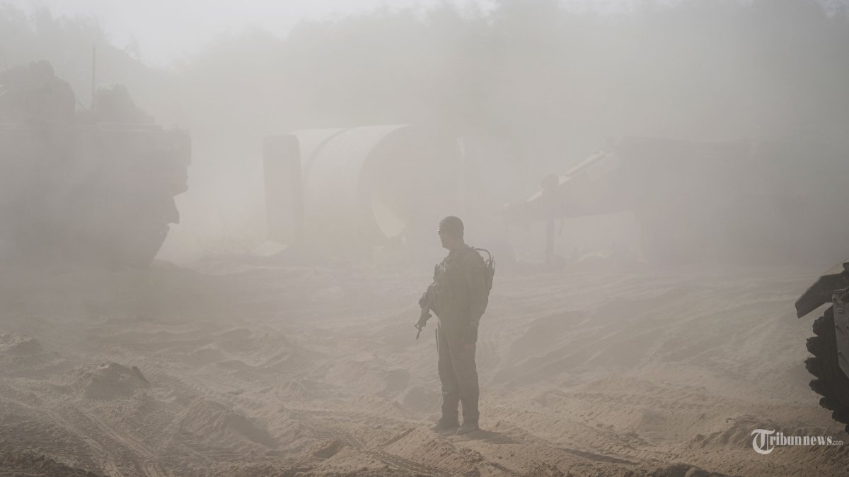 Pasukan tentara Israel terlihat di perbatasan Israel-Gaza selama operasi darat di Jalur Gaza, Rabu, 8 November 2023. Pasukan darat Israel memasuki Jalur Gaza saat mereka melanjutkan perang melawan militan Hamas sebagai pembalasan atas tindakan kelompok tersebut. serangan 7 Oktober yang belum pernah terjadi sebelumnya terhadap Israel. (AP Photo/Ohad Zwigenberg)