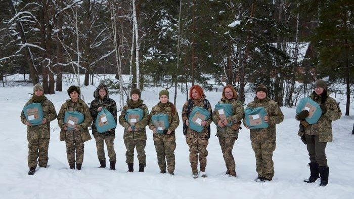 Tentawa wanita Ukraina menerima paket bantuan