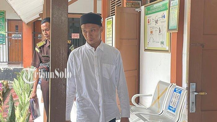 PRIA TIPU WANITA - Ikhsan Nur Rasyidin (32), warga Kecamatan Mojolaban, Kabupaten Sukoharjo, Jawa Tengah, menjalani sidang di Pengadilan Negeri Sukoharjo pada Senin (21/4/2025). Pelaku memalsukan dokumen dan mengaku sebagai PNS demi menikahi wanita muda.