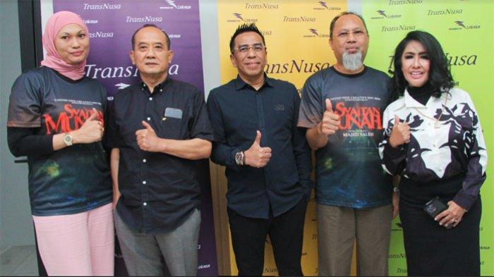 Tessa Mariska (kanan) bersama dengan jajaran produser film Syaitan Munafik.