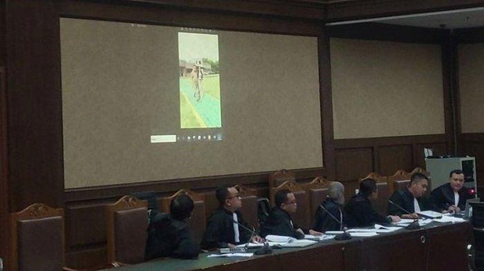 Tim Jaksa penuntut umum (JPU) pada Komisi Pemberantasan Korupsi (KPK) memperlihatkan foto dan video Sekretaris nonaktif Mahkamah Agung (MA), Hasbi Hasan bersama Windy Idol dalam persidangan di Pengadilan Tipikor pada Pengadilan Negeri Jakarta Pusat, Selasa (19/12/2023).