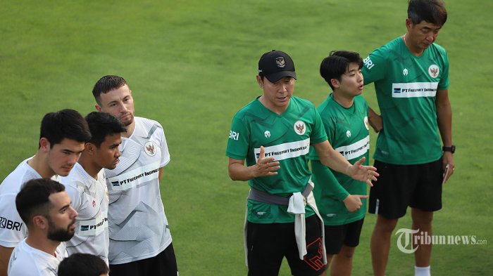 Pelatih Shin Tae-Young memberikan arahan kepada para pemain Timnas Indonesia menjalani sesi latihan di Lapangan A Senayan, Jakarta Pusat, Kamis (15/6/2023). Timnas Indonesia menjalani sesi latihan jelang melawan Argentina pada Senin (19/6/2023) di Stadion Utama Gelora Bung Karno. Tribunnews/Jeprima