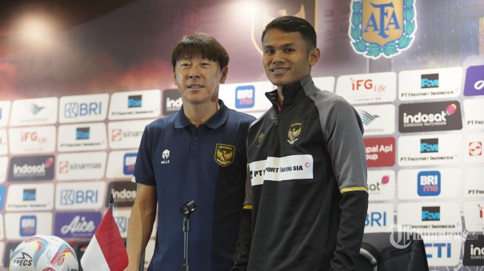 Pelatih Timnas Indonesia, Shin Tae-yong bersama penyerang Timnas Indonesia Dimas Drajad berfoto usai konferensi pers di Stadion Utama Gelora Bung Karno (SUGBK), Jakarta, Minggu (18/6/2023). Menjelang FIFA Matchday melawan Timnas Argentina pada Senin (19/6/2023), pelatih dan pemain Timnas Indonesia merasa optimis dapat bermain baik dan mengambil pengalaman melawan tim nomor satu dunia. TRIBUNNEWS/HERUDIN