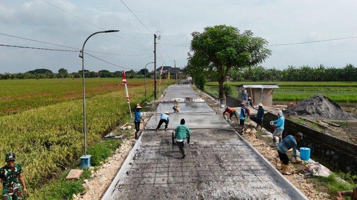 PERBAIKAN JALAN - Betonisasi jalan sepanjang kurang lebih 642 meter adalah akses jalan antar desa guna mempermudah petani.