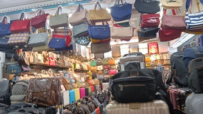 BARANG BAJAKAN - Salah satu toko tas mewah atau tas branded KW di ITC Mangga Dua, Jakarta Utara, saat dikunjungi pada Kamis (30/3/2023). Kini, Mangga Dua Jakarta mendapat sorotan tajam pemerintah Amerika Serikat terkait maraknya perdagangan barang bajakan di pusat perbelanjaan tersebut.