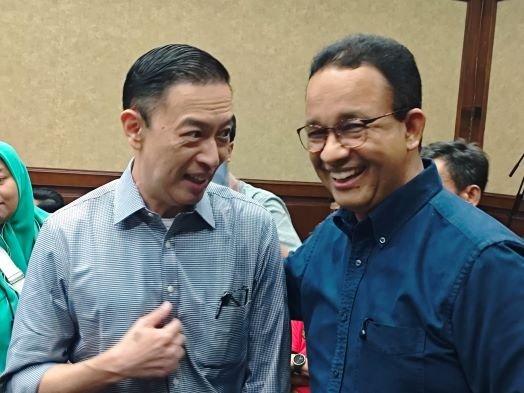 SIDANG TOM LEMBONG - Mantan Menteri Perdagangan Tom Lembong dan Anies Baswedan di PN Tipikor Jakarta beberapa waktu lalu. Keduanya tampak tersenyum bahagia.