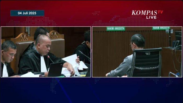 Dalam foto: Mantan Menteri Perdagangan RI Thomas Trikasih Lembong alias Tom Lembong terlihat beberapa kali tertunduk saat menjalani sidang dengan agenda pembacaan surat tuntutan Jaksa Penuntut Umum (JPU) kasus dugaan korupsi importasi gula yang digelar pada Jumat (4/7/2025) siang