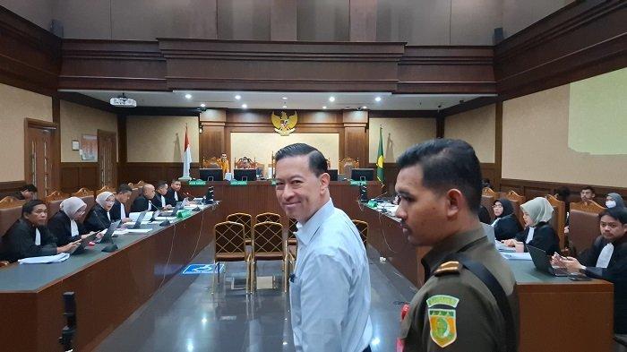 TOM LEMBONG TERSENYUM - Mantan Menteri Perdagangan Tom Lembong hadir dalam sidang lanjutan perkara dugaan korupsi impor gula, di Pengadilan Tipikor Jakarta Pusat, Senin (14/4/2025). Tom Lembong hadir mengenakan kemeja biru muda dipadukan celana biru tua.