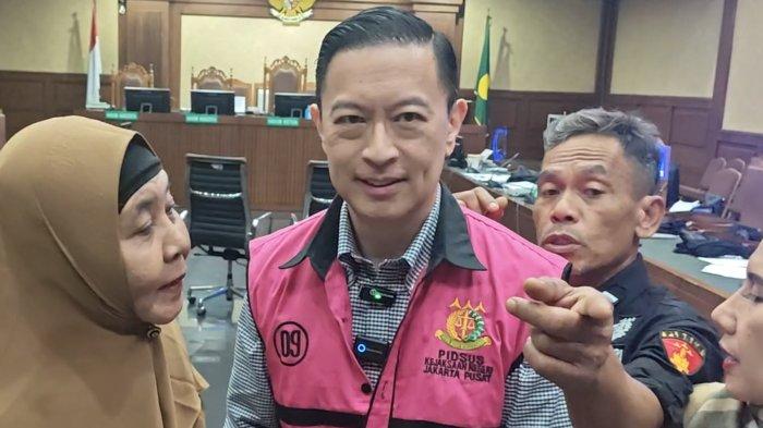 SIDANG IMPOR GULA - Terdakawa terduga korupsi perkara impor gula Eks Mendag Tom Lembong di PN Tipikor Jakarta Pusat, Selasa (1/7/2025). Tom Lembong mengungkapkan alasannya membawa contoh gula mentah, putih dan rafinasi ke persidangan