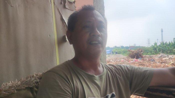 Triyono, paman dari tersangka kasus penganiayaan mahasiswa STIP Jakarta, Tegar Rafi Sanjaya (21), saat ditemui di kediamannya, Bekasi, Jawa Barat, Minggu (5/5/2024). 