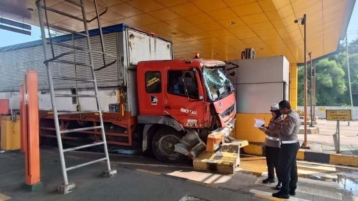KECELAKAAN DI GERBANG TOL CIAWI - Beginilah kondisi terkini di Gerbang Tol Ciawi 2 Kabupaten Bogor usai insiden kontainer fuso bernomor polisi F-9717-FE menabrak palang pintu tol pada Senin (2/6/2025) siang.