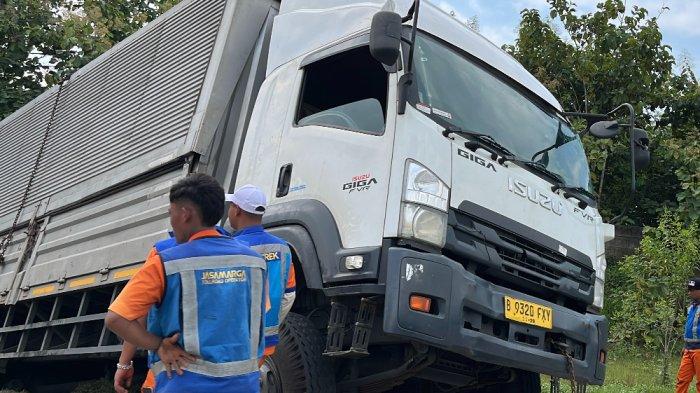 Truk Terperosok Masuk Parit di Tol Solo-Ngawi, Lalu Lintas Sempat Macet Hingga 2 Km