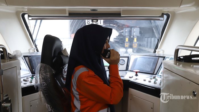 Petugas berkomunikasi menggunakan HT ketika mengoperasikan kereta Light Rail Transit (LRT) saat dilakukan uji coba LRT Jabodebek di lintas pelayanan 2 Cawang-Dukuh Atas, di Jakarta, Rabu (15/3/2023). Kegiatan LRT Jakarta-Bogor-Depok-Bekasi (Jabodebek) Experience tersebut sebagai rangkaian kegiatan uji coba 16 kereta dengan rangkaian 6 gerbong yang dijalankan secara otomatis sebelum resmi beroperasi pada Juli 2023. TRIBUNNEWS/JEPRIMA