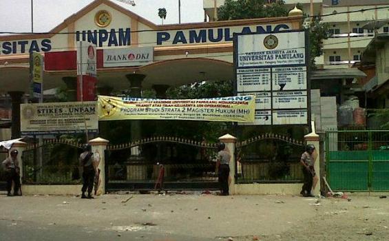 Suasana di halaman depan Universitas Pamulang, Kamis (18/10/2012)